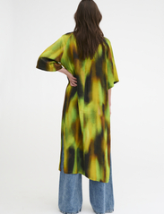 My Essential Wardrobe - TamaraMW Long Shirtdress - sommerkjoler - kelp forest green aop - 4