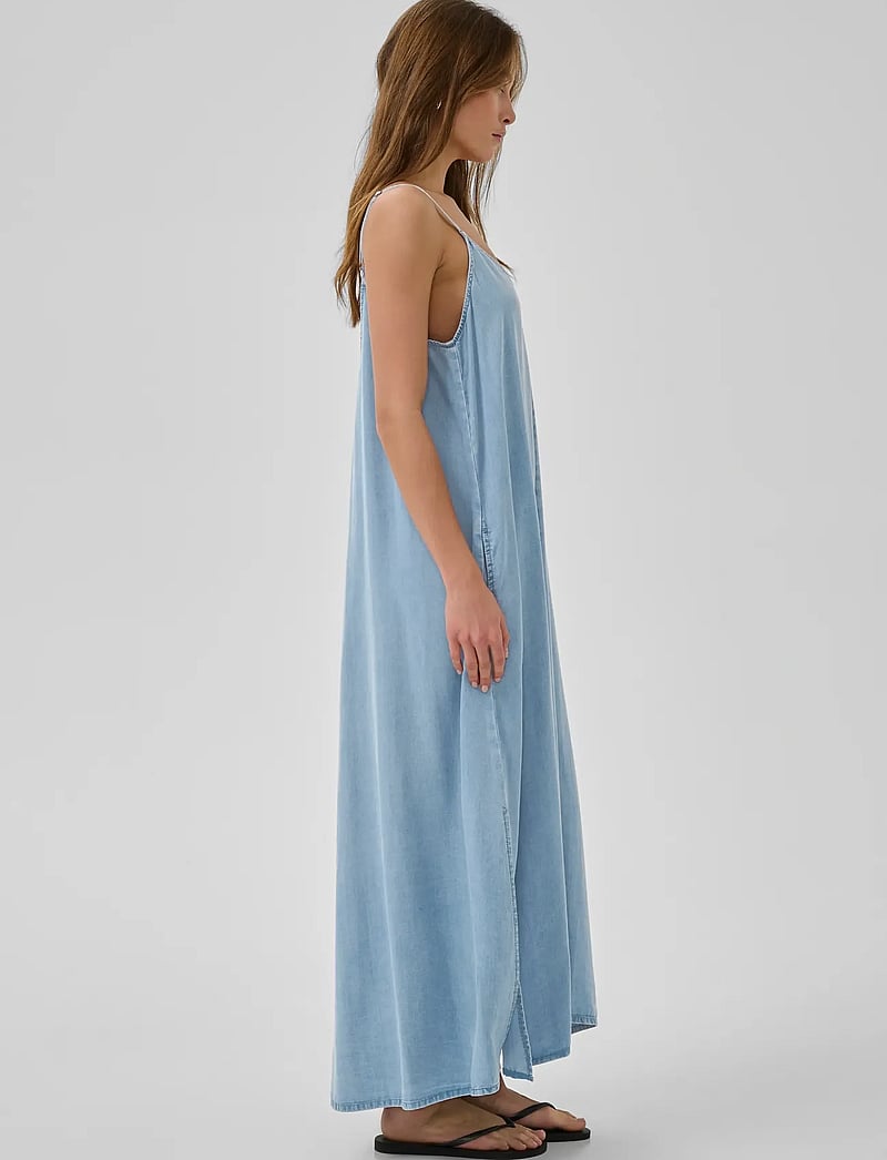 My Essential Wardrobe - NellyMW Strap Dress - maxi dresses - light blue/ blue wash - 3