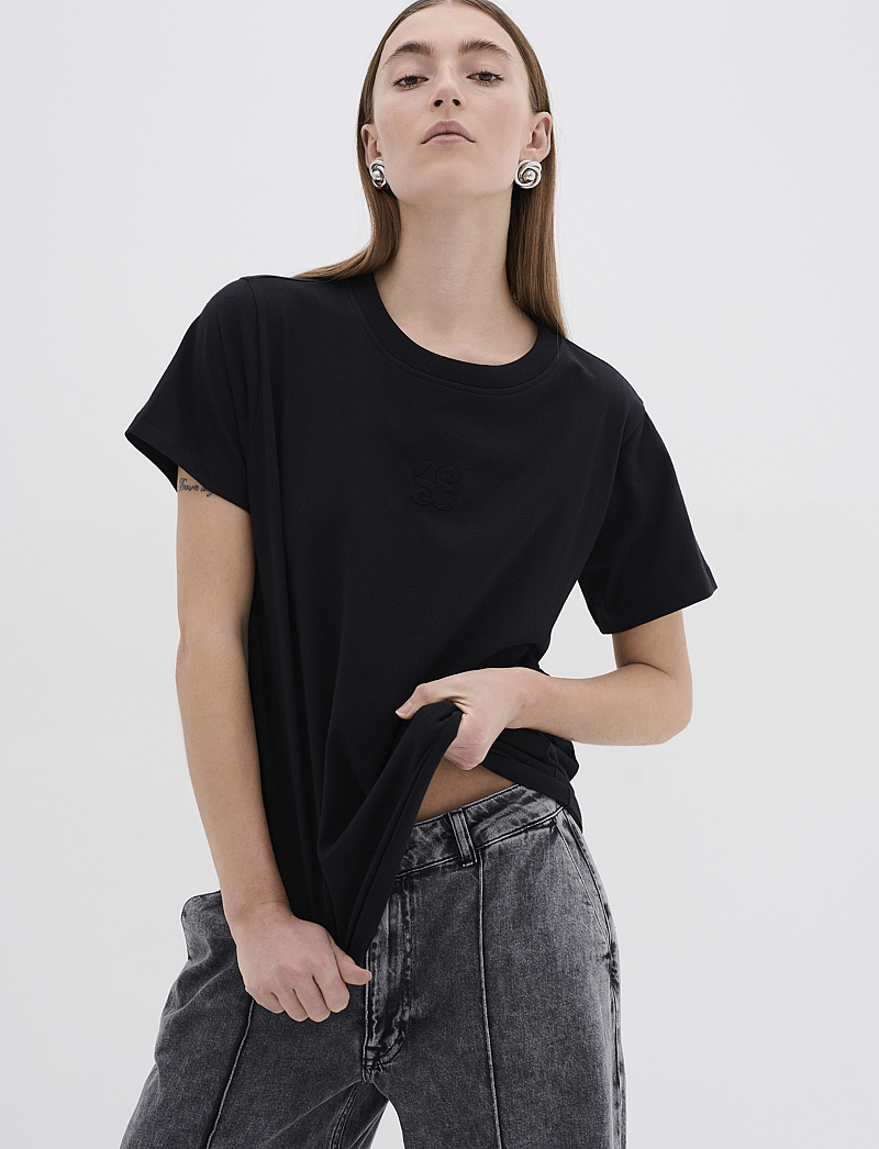 My Essential Wardrobe - SeattleMW Logo Emb. Tee - t-shirts - black - 0