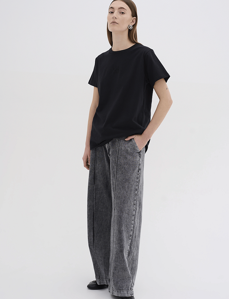 My Essential Wardrobe - SeattleMW Logo Emb. Tee - t-shirts - black - 3