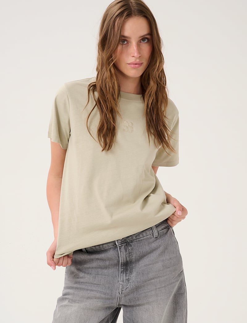 My Essential Wardrobe - SeattleMW Logo Emb. Tee - t-shirts - sandy green - 0