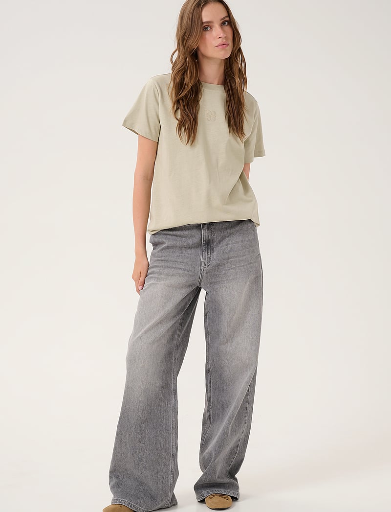 My Essential Wardrobe - SeattleMW Logo Emb. Tee - t-shirts - sandy green - 3