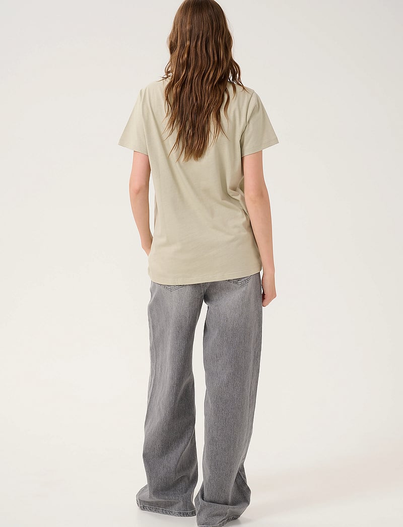 My Essential Wardrobe - SeattleMW Logo Emb. Tee - t-shirts - sandy green - 4