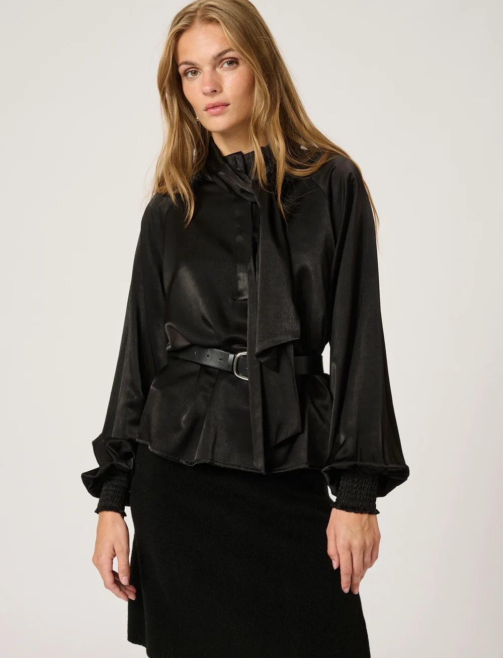 My Essential Wardrobe - EstelleMW Scarf Blouse - langerma blússur - black - 0