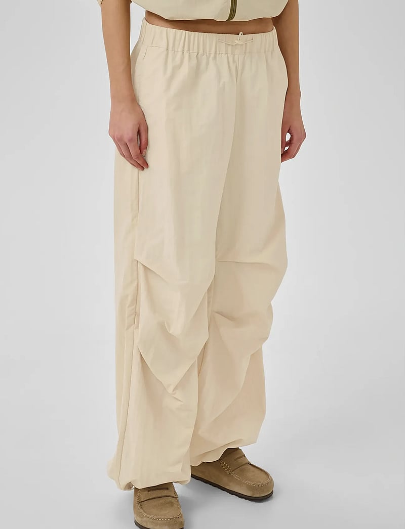 My Essential Wardrobe - MWQuinn Track Pant - leveälahkeiset housut - brown rice - 0