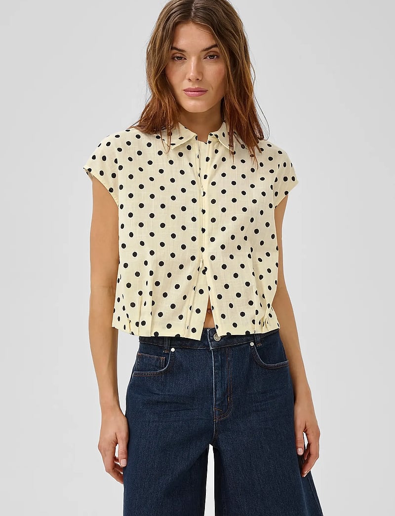 My Essential Wardrobe - MWNada Short Shirt - crop tops - lemon icing w. dots - 0