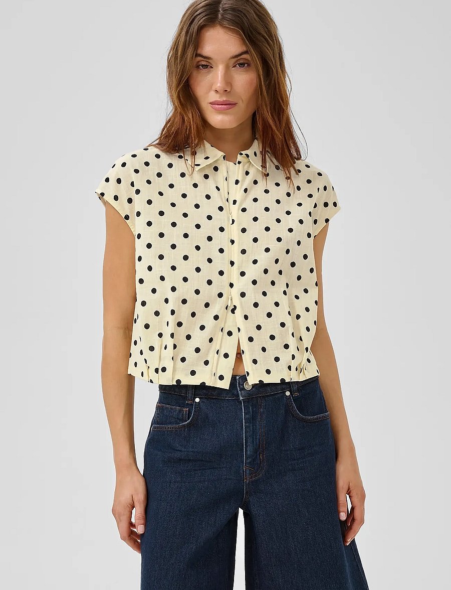 My Essential Wardrobe - MWNada Short Shirt - crop tops - lemon icing w. dots - 0
