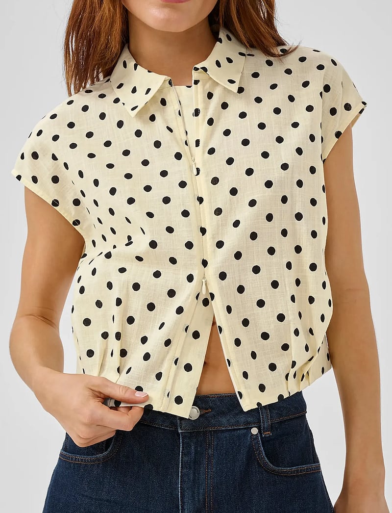 My Essential Wardrobe - MWNada Short Shirt - crop tops - lemon icing w. dots - 5