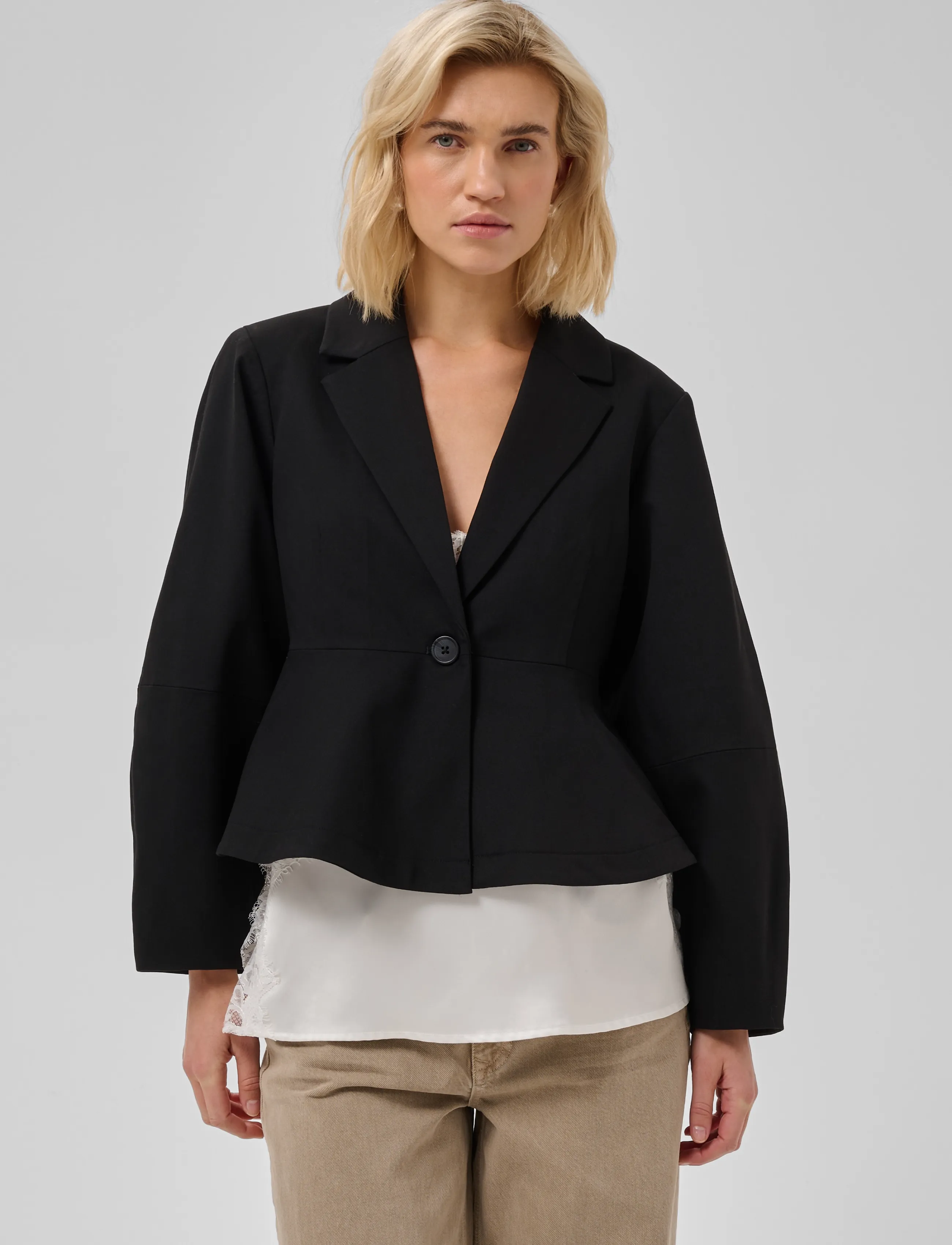 My Essential Wardrobe - MWEvie Shaped Blazer - korte blazere - black - 2