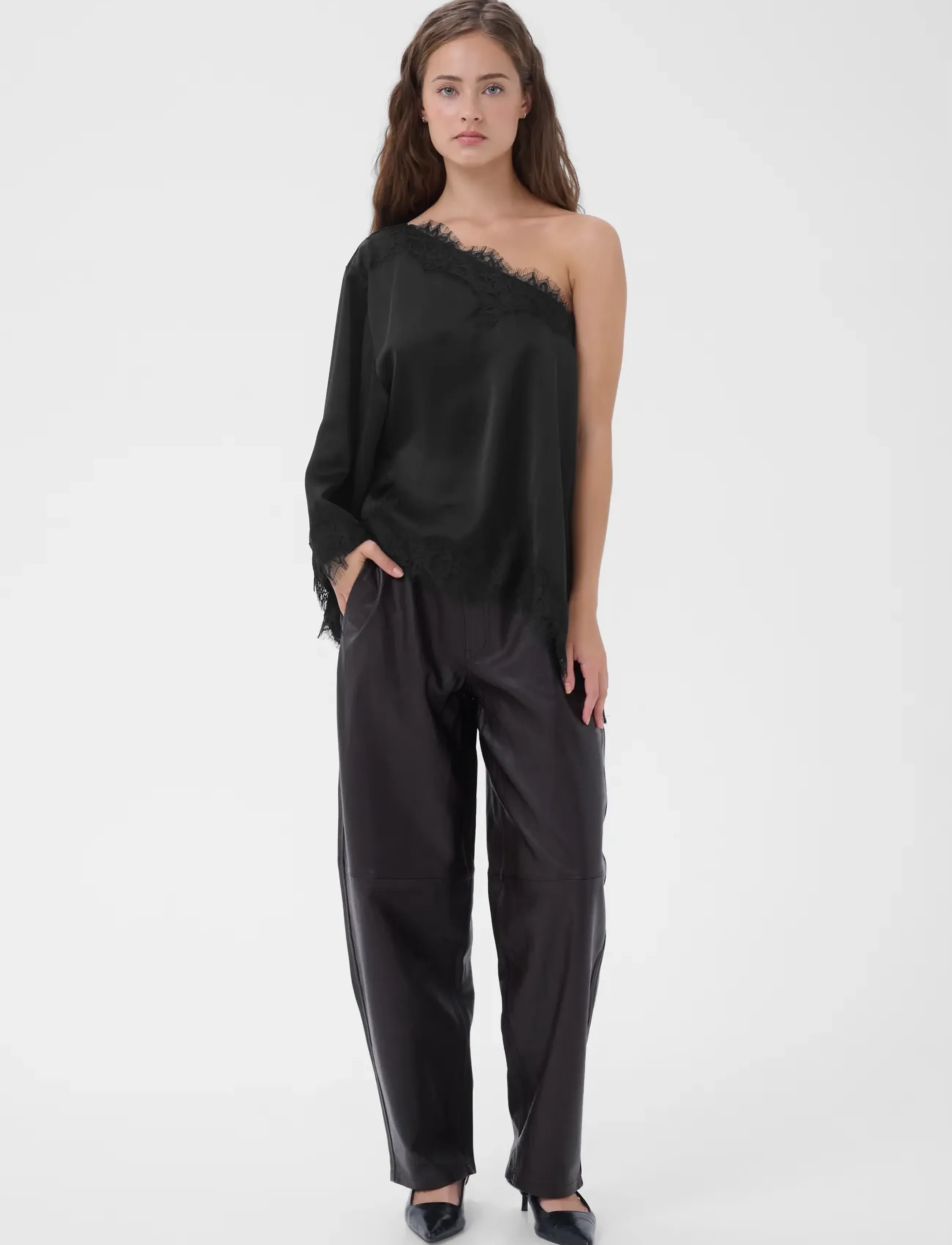 My Essential Wardrobe - MWBrenda Asymmetric Blouse - black - 3
