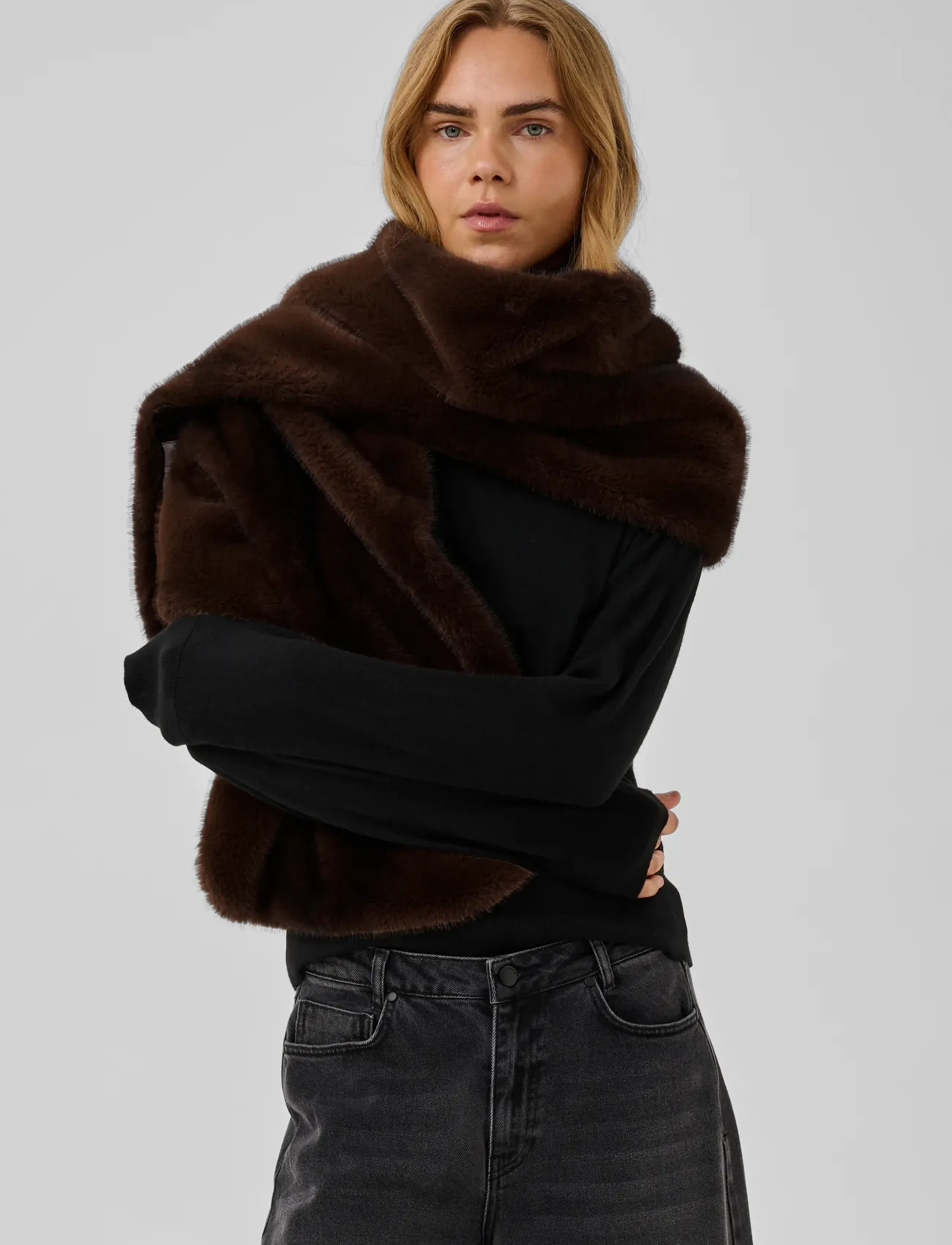 My Essential Wardrobe - MWEaston Fur Scarf - ponchos & capes - espresso - 2