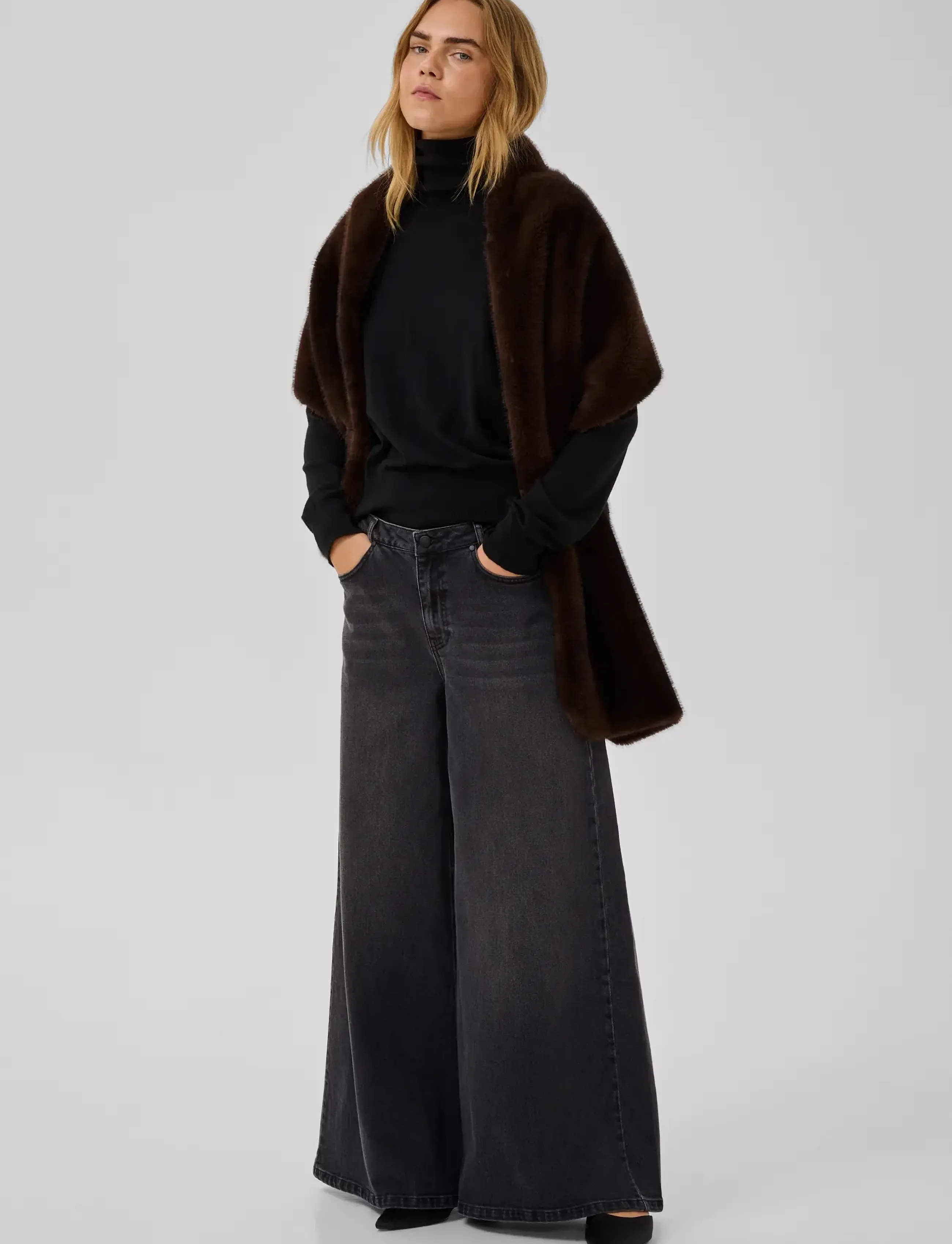 My Essential Wardrobe - MWEaston Fur Scarf - ponchos & capes - espresso - 3