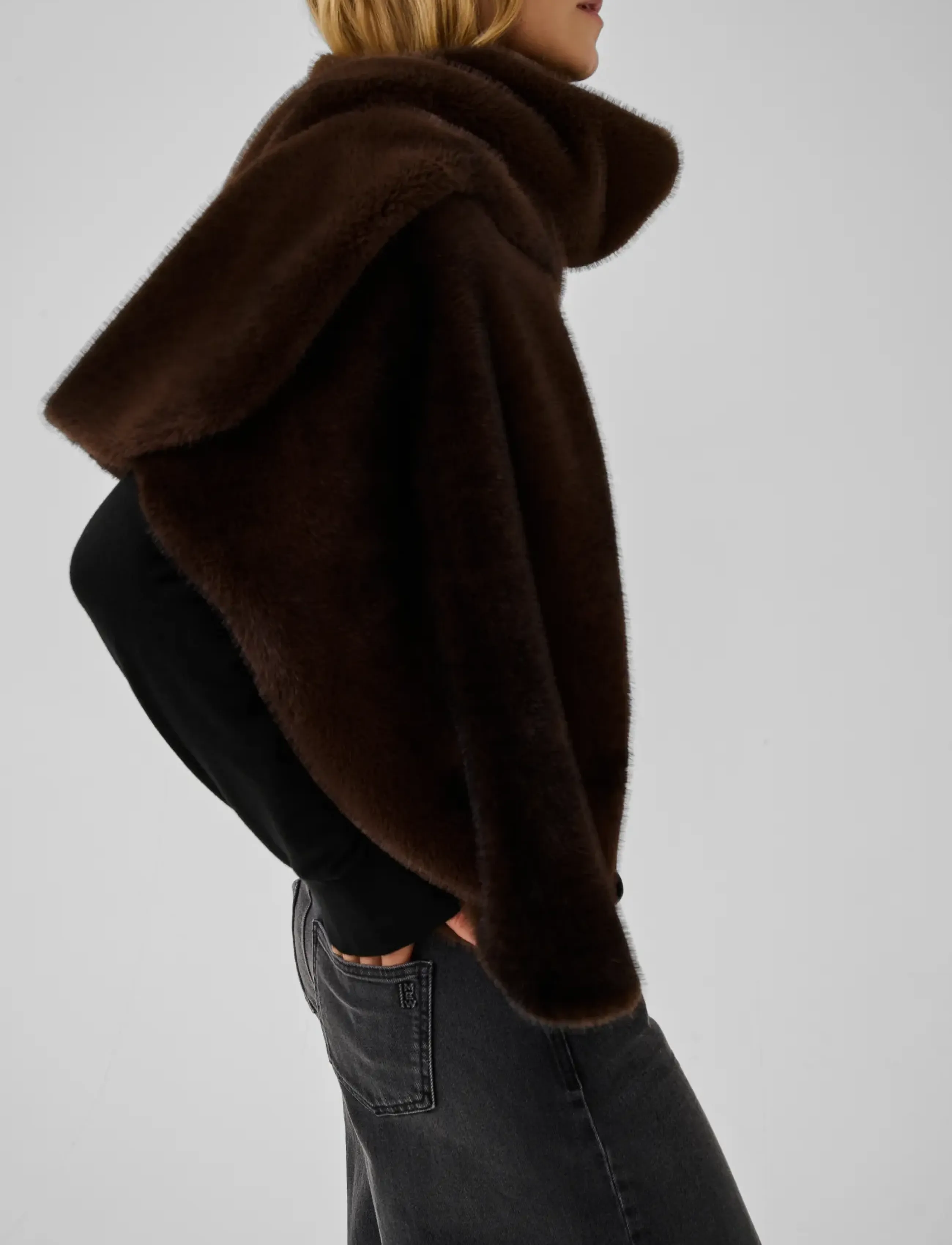 My Essential Wardrobe - MWEaston Fur Scarf - ponchos & capes - espresso - 4