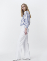 Naja Lauf - DIANA PANTS STRETCH DENIM - džinsa bikses ar platām starām - white - 4