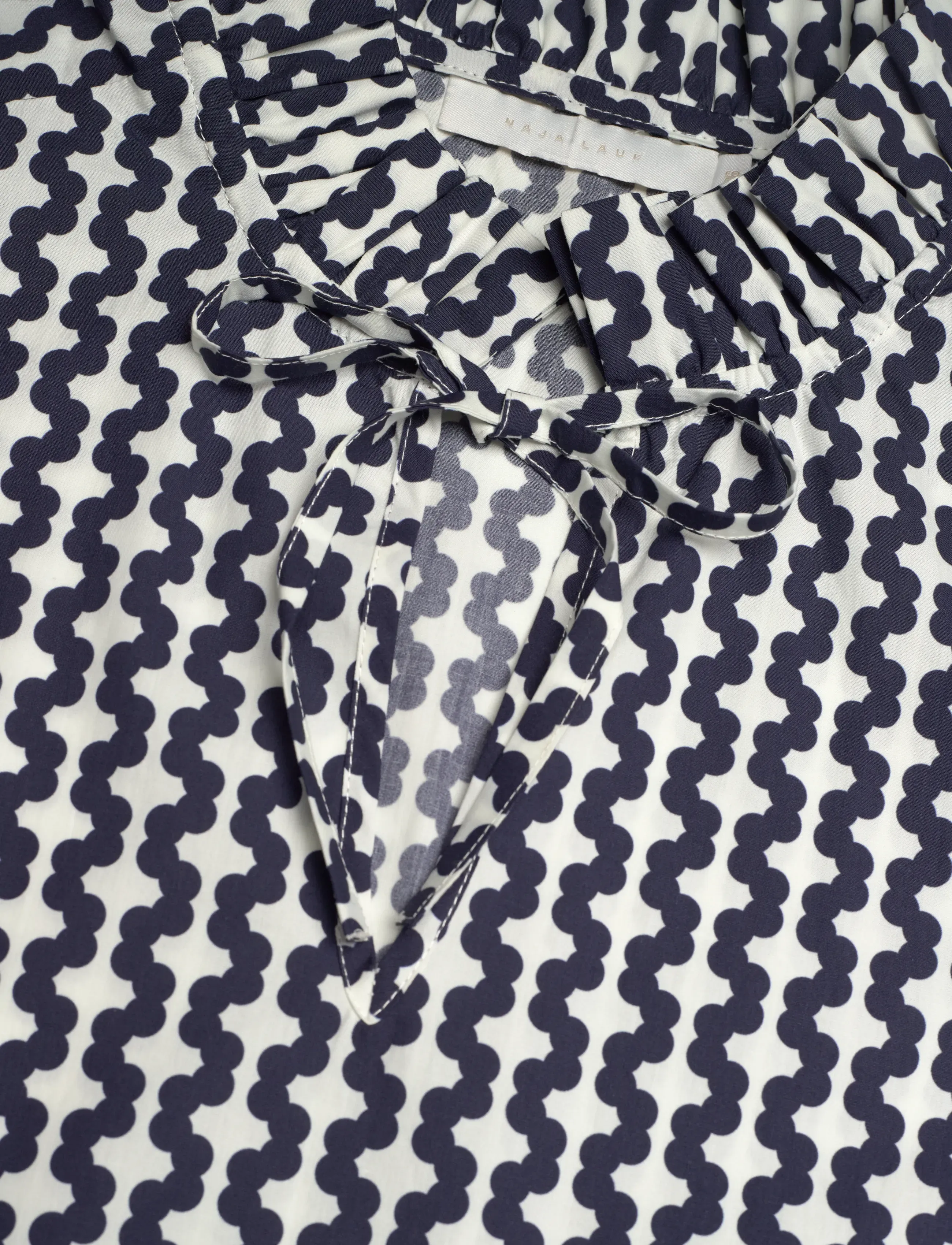 Naja Lauf - TANNIE BLOUSE DOTS IN A ROW - kortærmede bluser - navy - 2