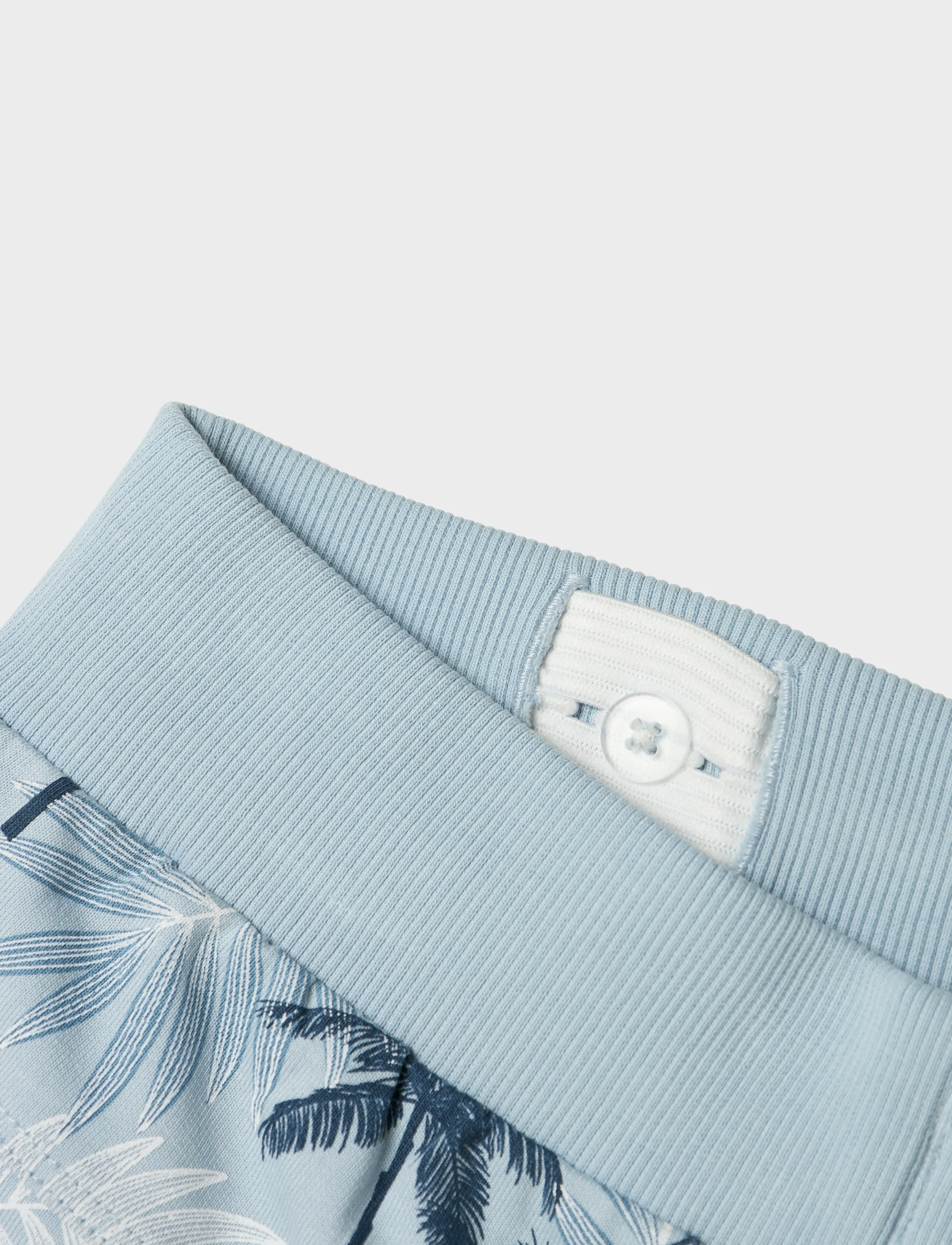 name it NKMVERMO AOP LONG SWE SHORTS UNB F NOOS - Shorts - CELESTIAL BLUE / blue