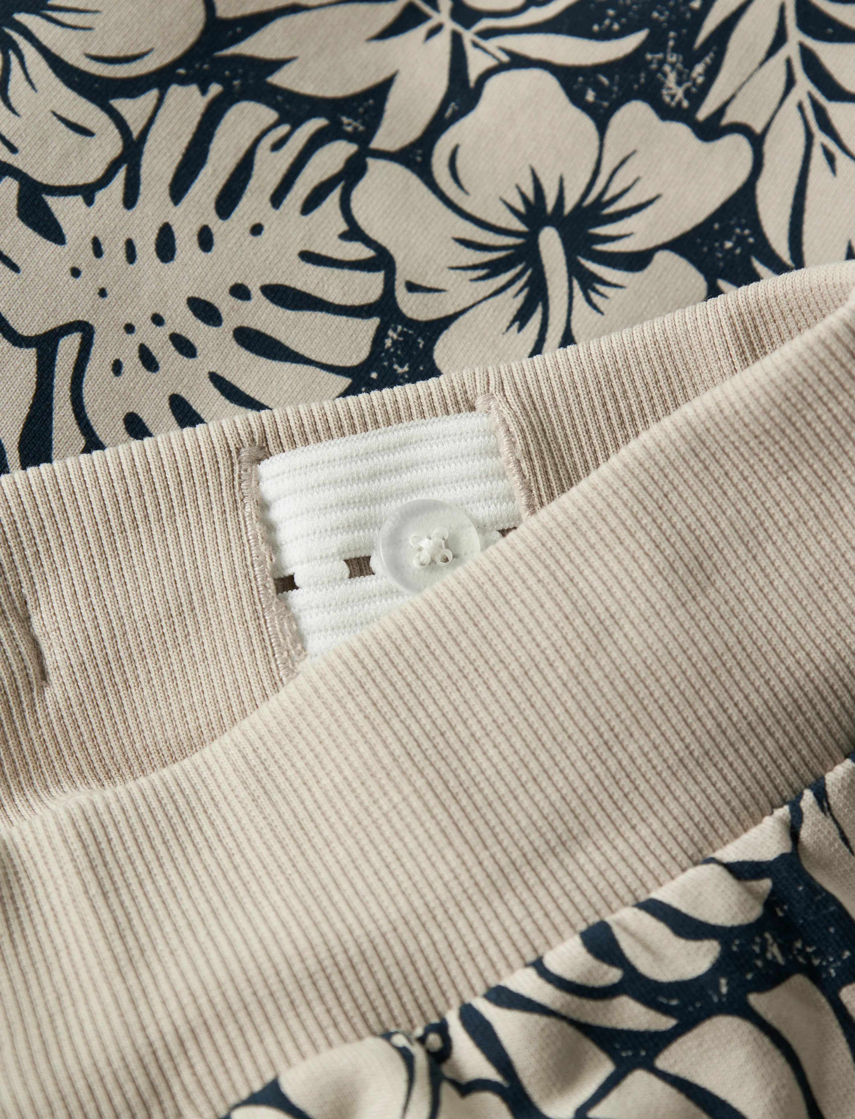 name it NKMVERMO AOP LONG SWE SHORTS UNB F NOOS - Shorts - PEYOTE / beige