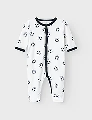 name it - NBMNIGHTSUIT W/F FOOTBALL NOOS - schlafoveralls - bright white - 4