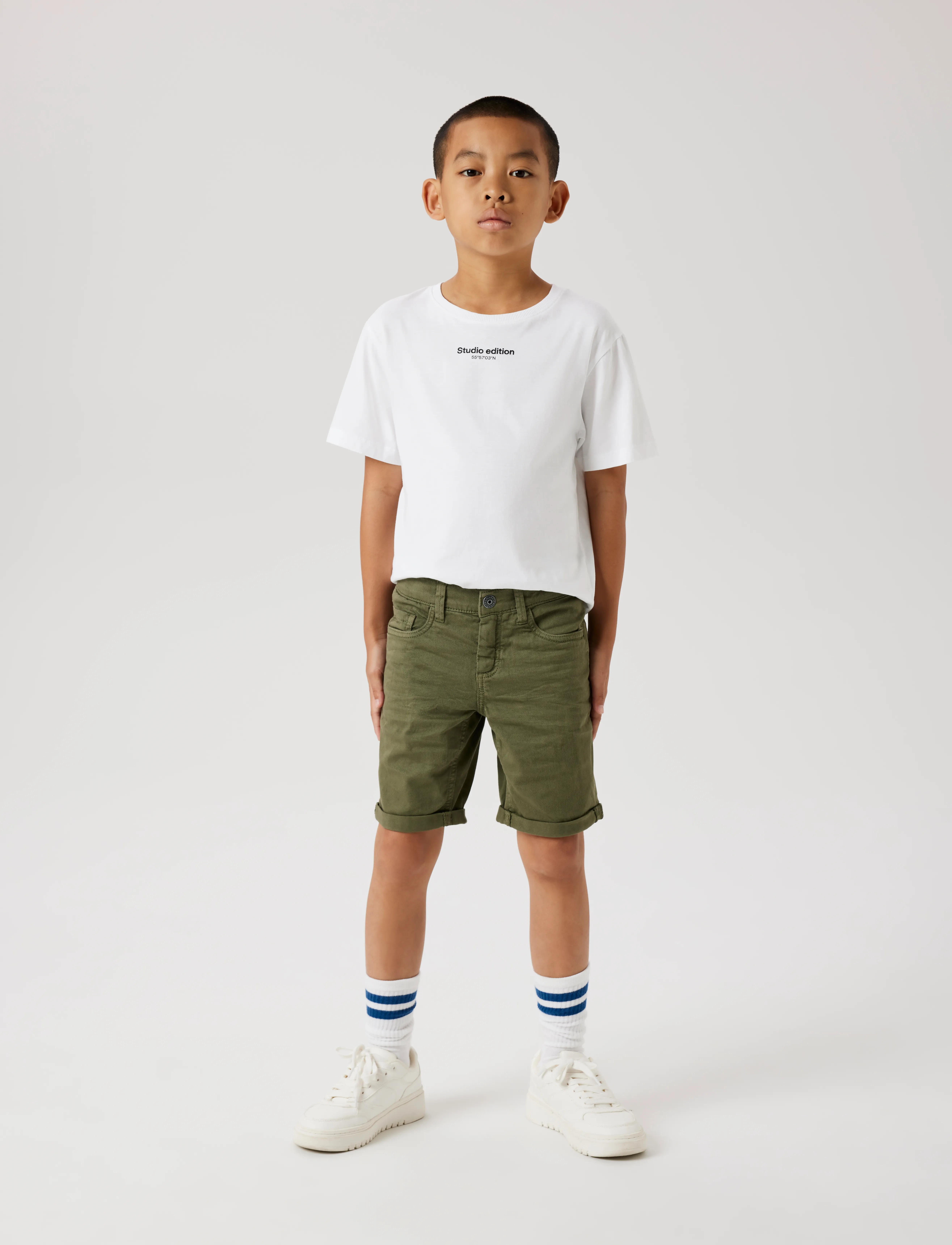 name it - NKMSILAS ISAK LSHORT TWI 3122-MF TB NOOS - chino shorts - deep lichen green - 3