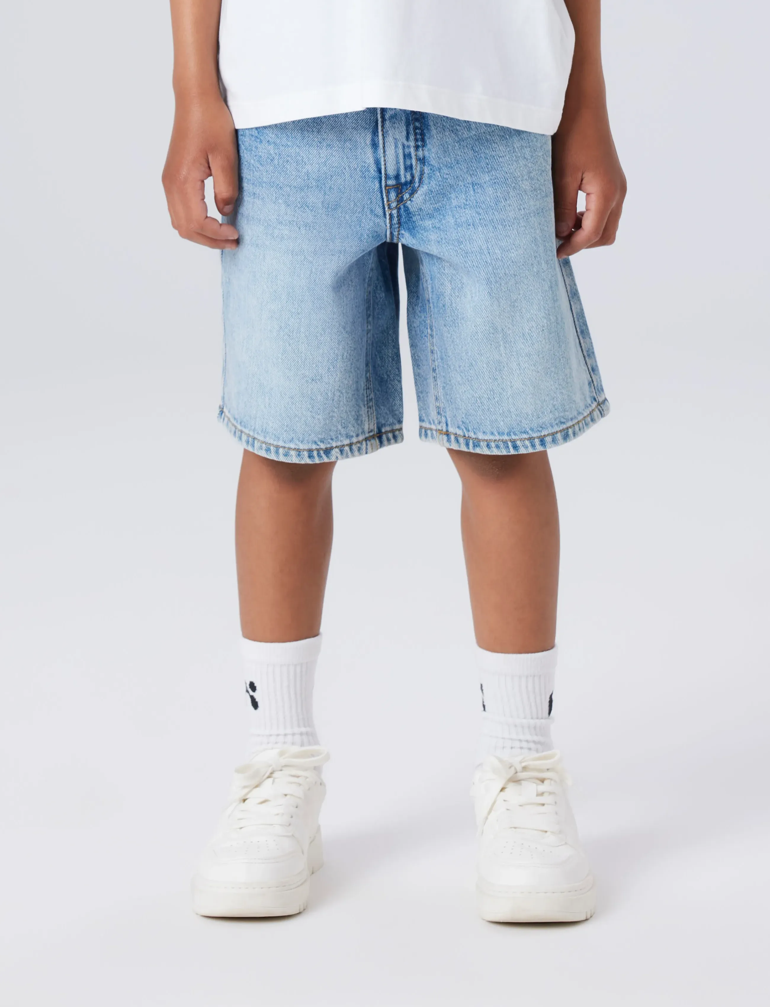 name it - NKMRYAN REG L DNM SHORTS 6750-DM NOOS - denimshorts - light blue bleached denim - 4