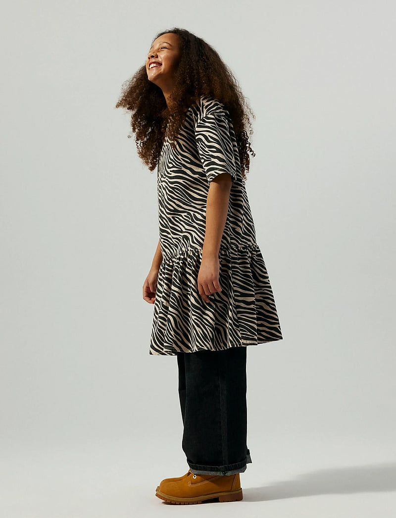 name it - NKFZEBRA TWILL SS DRESS 4003-TD D - sukienki codzienne z krótkim rękawem - cement - 3