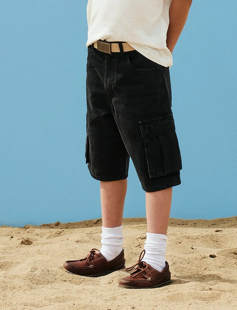 name it - NKMBEN SK DNM CARGO BERMUDA 2800-IM - cargo shorts - black denim - 2