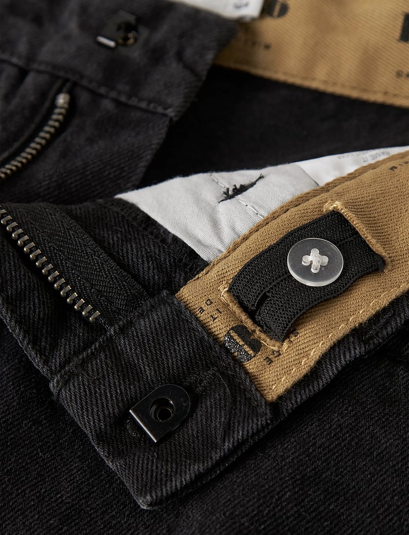 name it - NKMBEN SK DNM CARGO BERMUDA 2800-IM - cargo shorts - black denim - 4