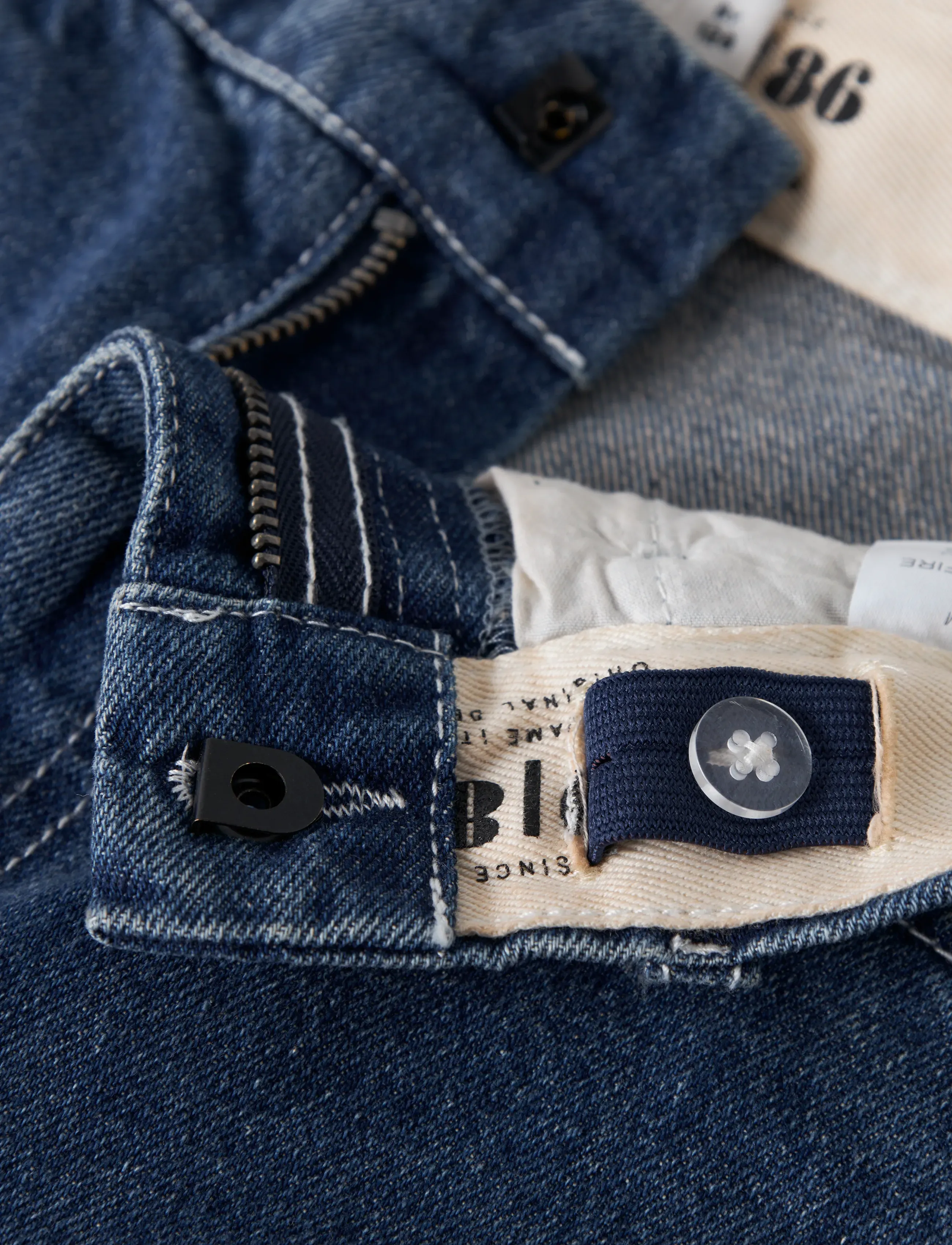 name it - NKMBEN SK DNM CARGO BERMUDA 2800-IM - cargo shorts - dark blue denim - 4