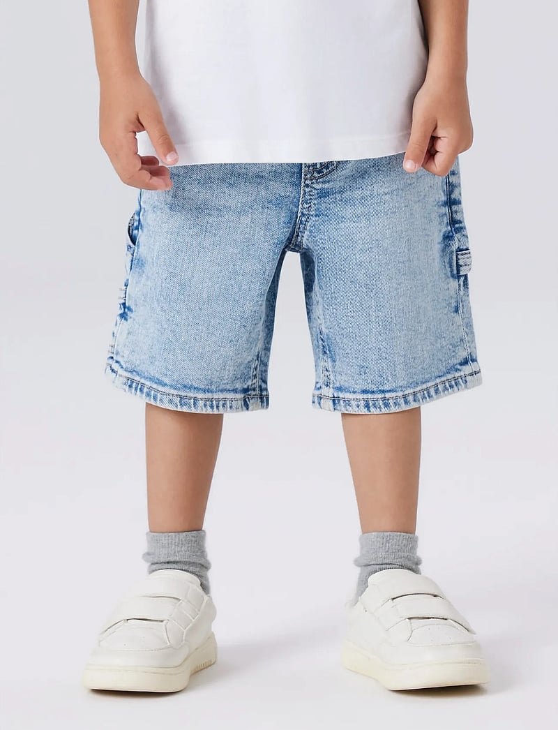 name it - NMMBEN LOOSE DNM BERMUDA 8620-BC NOOS - cargo shorts - light blue denim - 4