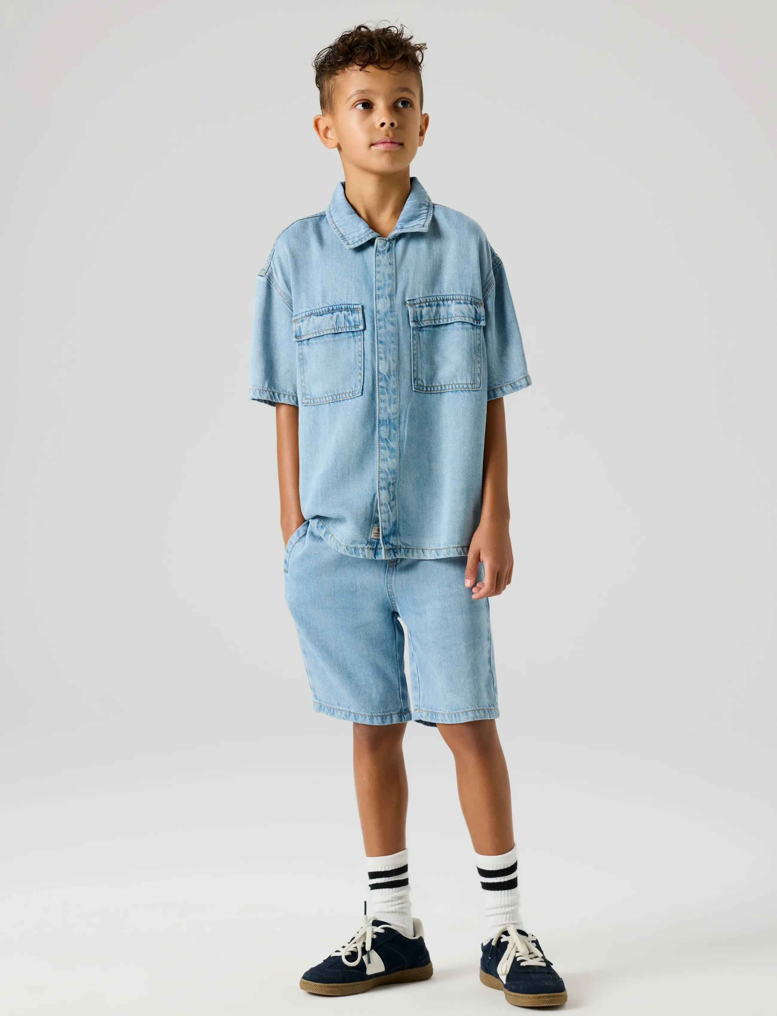name it - NKMJOY BOXY DNM 1/2 SHIRT 1860-PH F - kurzärmlige hemden - light blue denim - 2