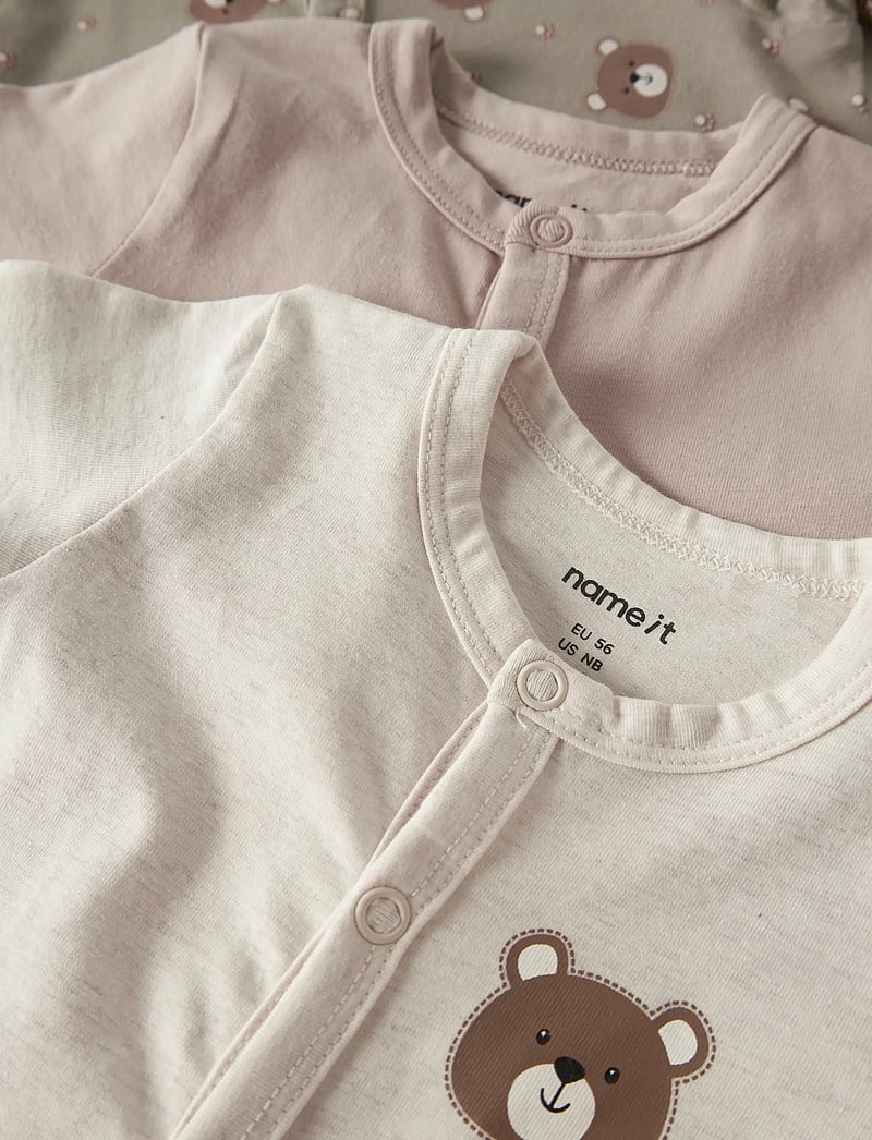 name it - NBNNIGHTSUIT 3P AOP NOOS - schlafoveralls - vintage khaki - 3