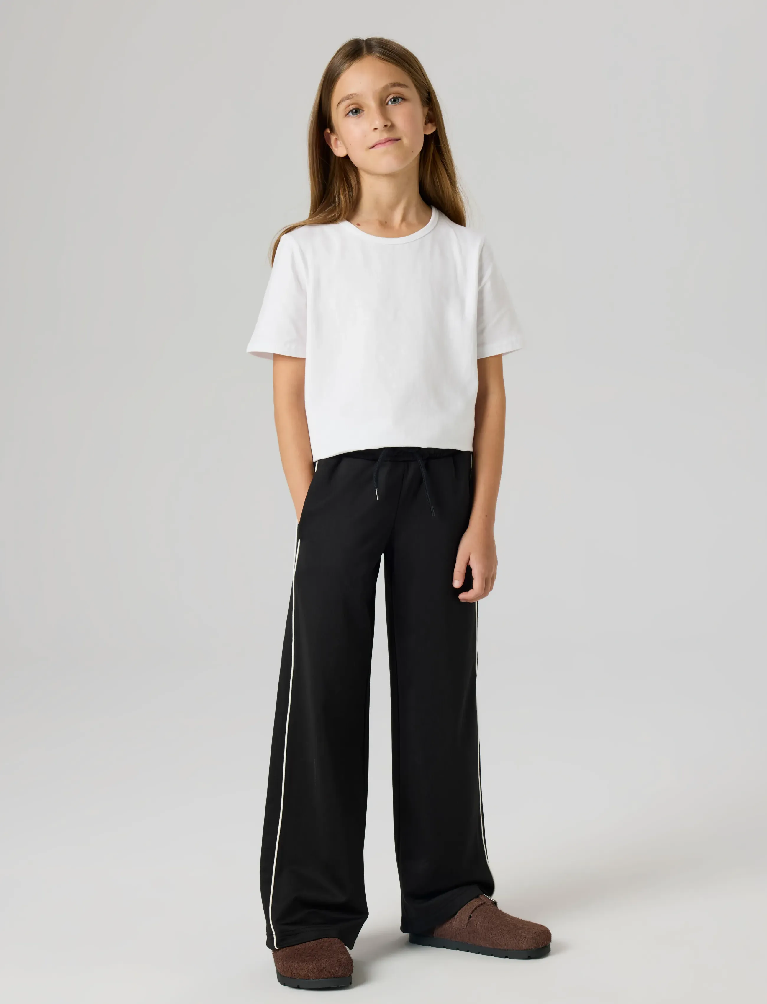 name it - NKFSISA WIDE PANT SWE UNB - mjukisbyxor - black - 4