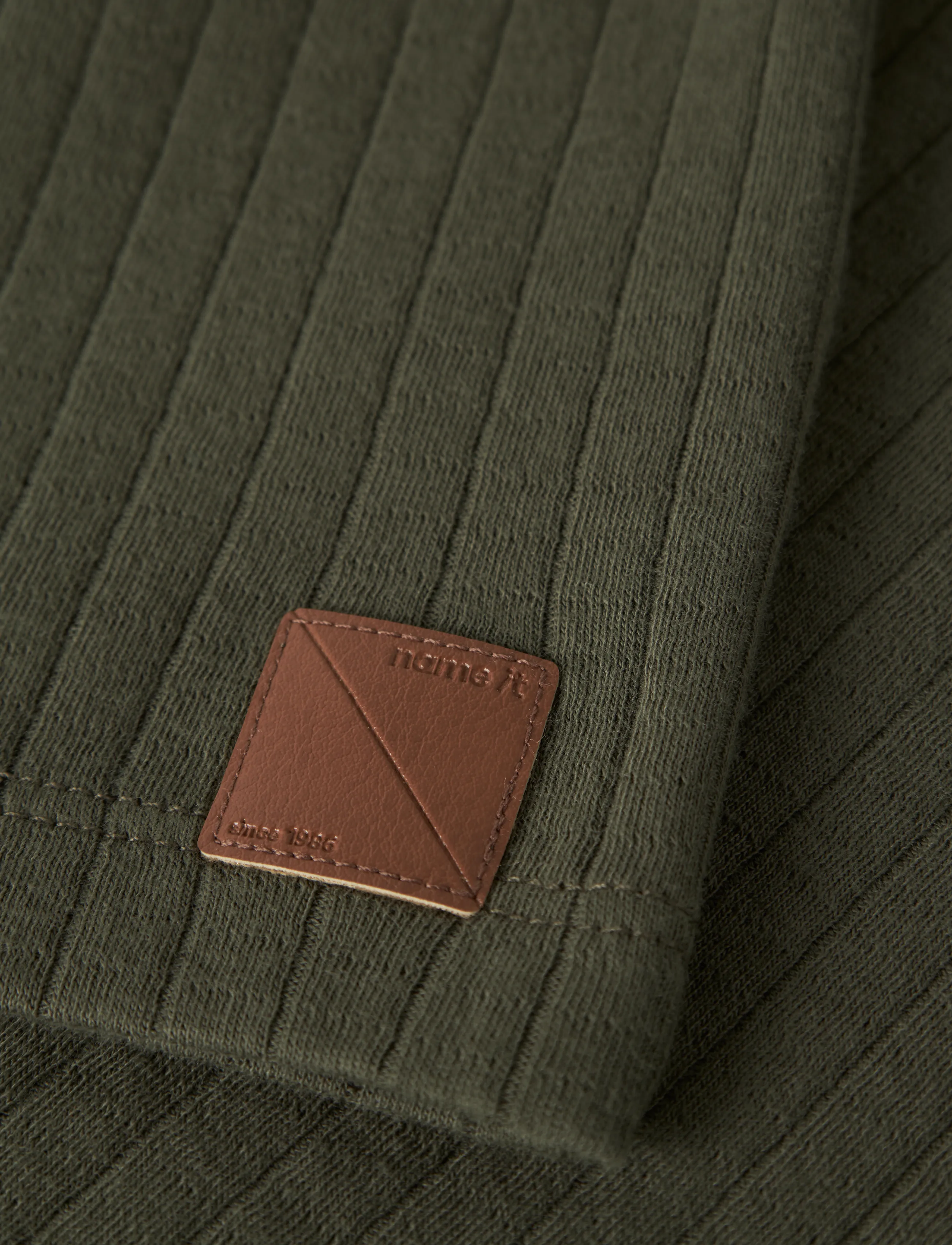 name it - NMMNICHOLAS LS NREG TOP - olive night - 2