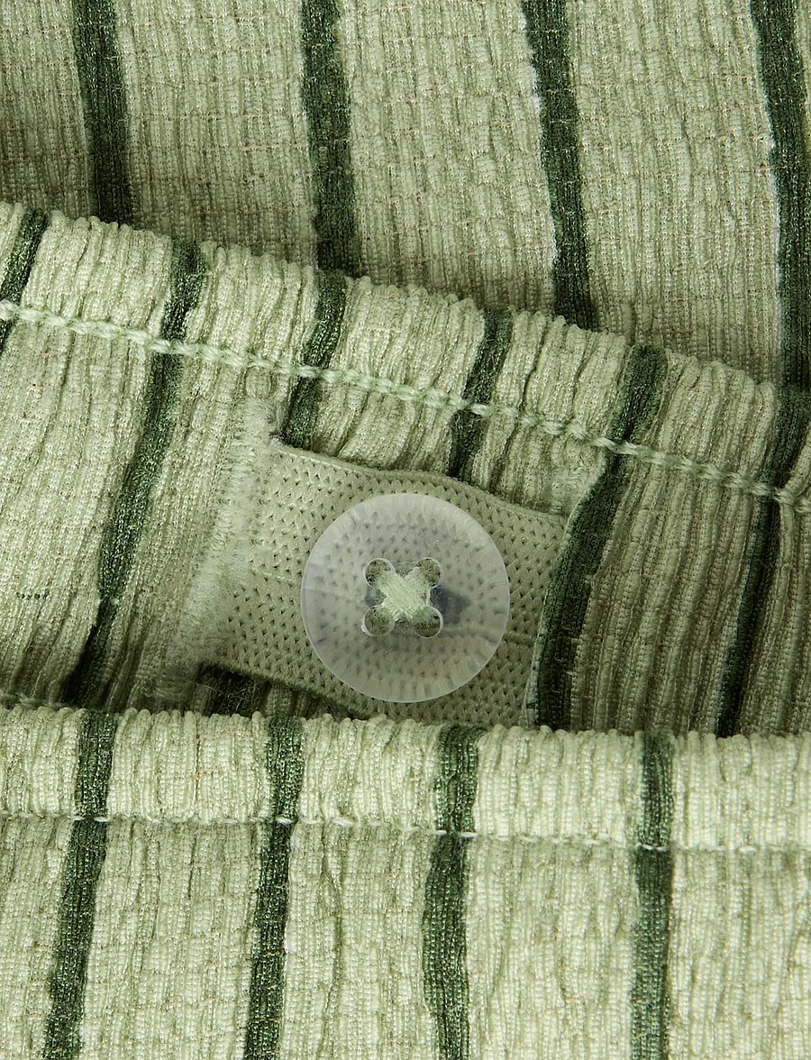name it - NMMHASLA NREG SHORTS - vabaaja lühikesed püksid - swamp - 2