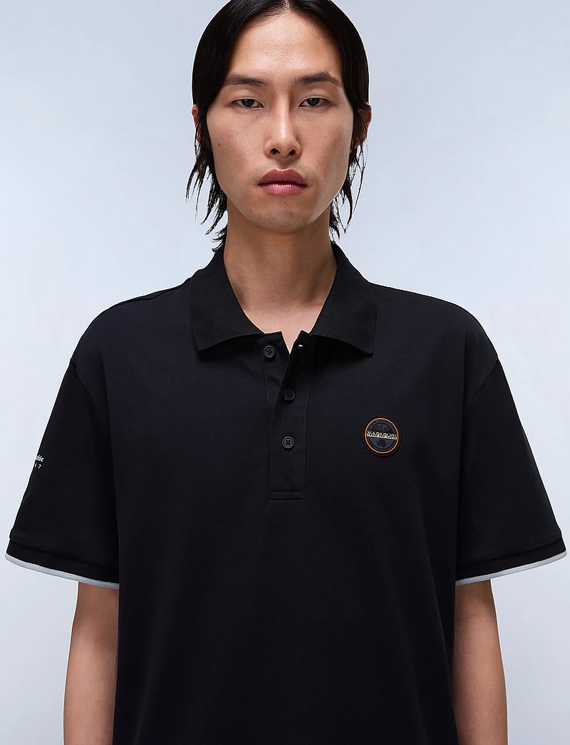 Napapijri - E-BADGE SUM - kortærmede poloer - black - 4