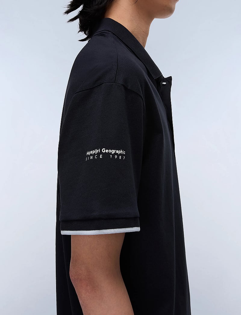 Napapijri - E-BADGE SUM - kortærmede poloer - black - 5
