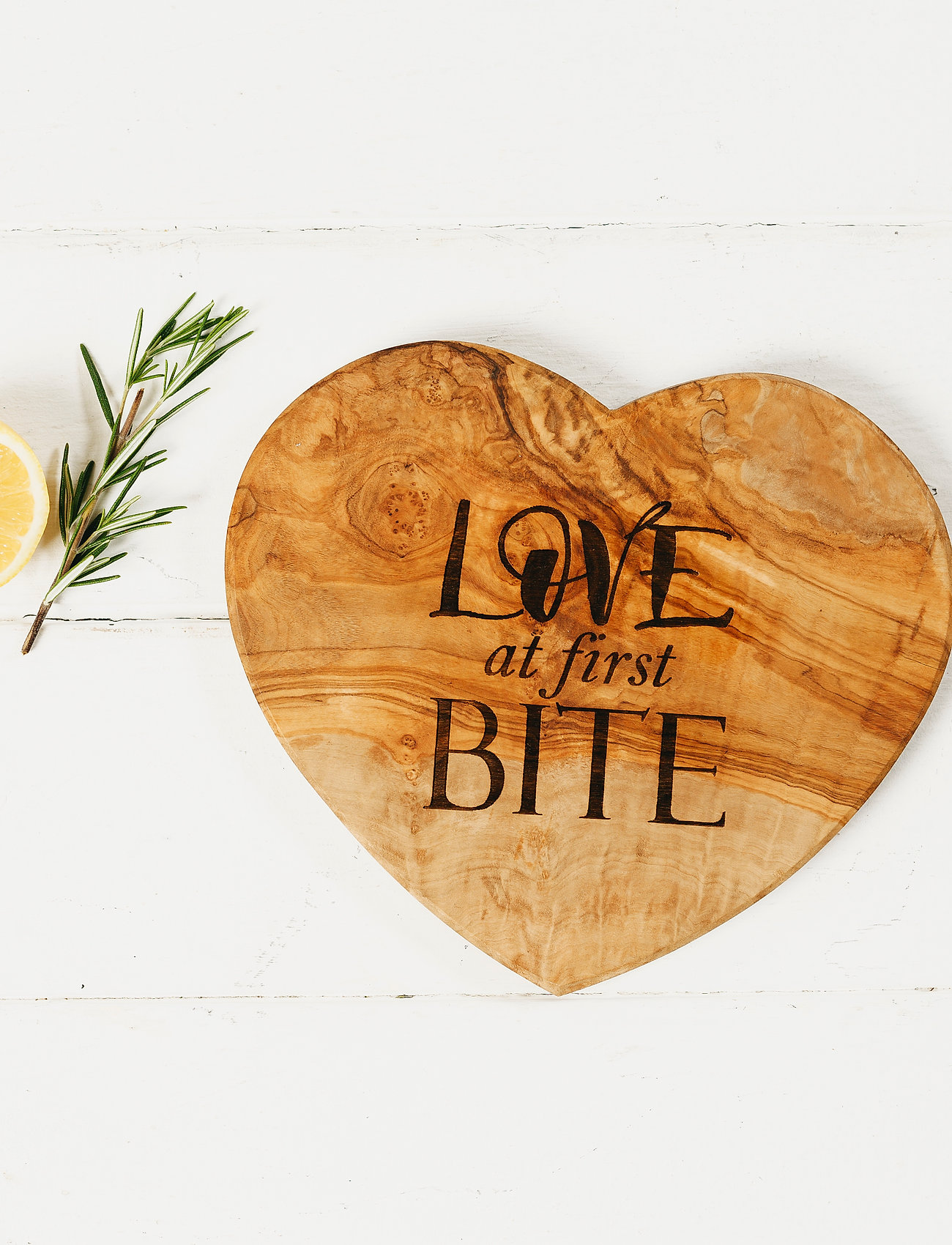 naturally med - Love at First Bite Heart Shaped Board 21cm - serveringsfat & uppläggningsfat - brown - 1