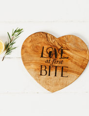 naturally med - Love at First Bite Heart Shaped Board 21cm - serving platters - brown - 1
