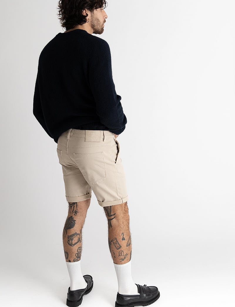 NEUW - CODY SHORT SANDSTORM - chinos shorts - beige - 3