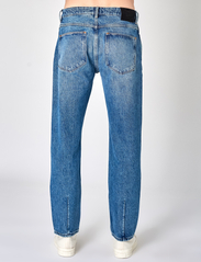 NEUW - STUDIO RELAXED - relaxed jeans - heart out - 3