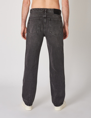 NEUW - LIAM LOOSE SUBWAY BLACK - loose jeans - washed black - 3