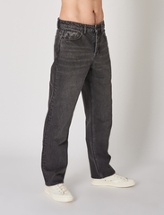 NEUW - LIAM LOOSE SUBWAY BLACK - loose jeans - washed black - 4