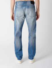 NEUW - STUDIO RELAXED DISRUPTION - regular jeans - mid vintage indigo - 3