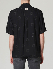 NEUW - NEW ORDER VINYL SHIRT - kortermede skjorter - black - 3