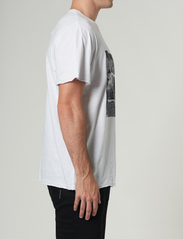 NEUW - GRAAF LINEN ART TEE WHITE - short-sleeved t-shirts - white - 2
