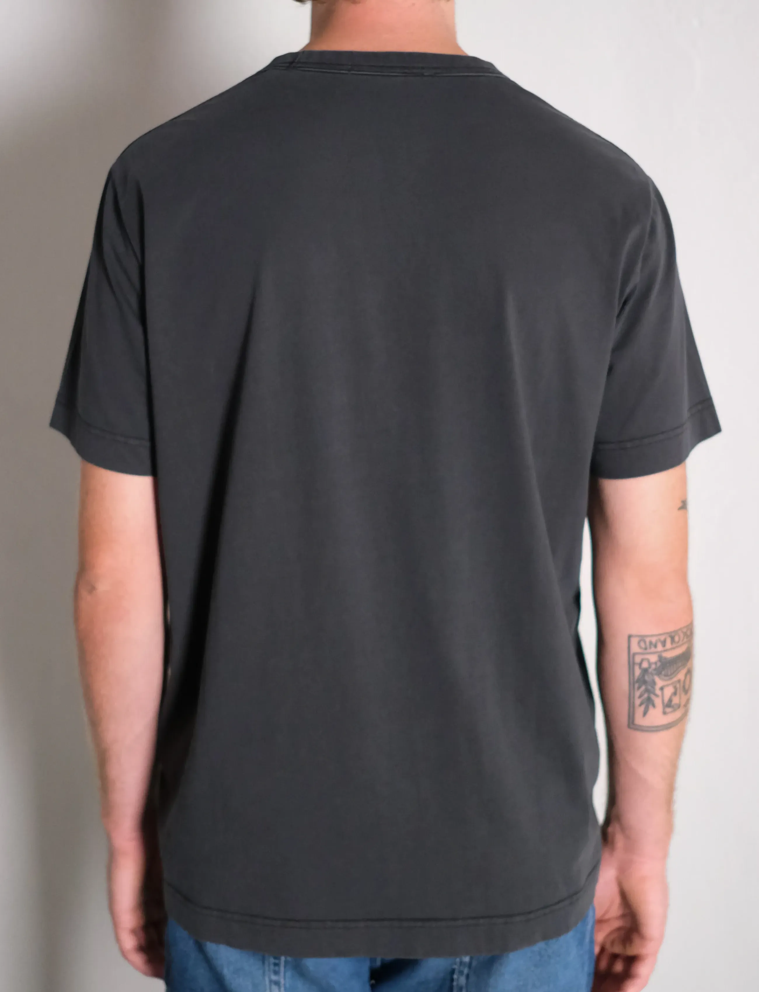 NEUW - NEUW WORDMARK TEE WASHED BLACK - kortermede t-skjorter - black - 3