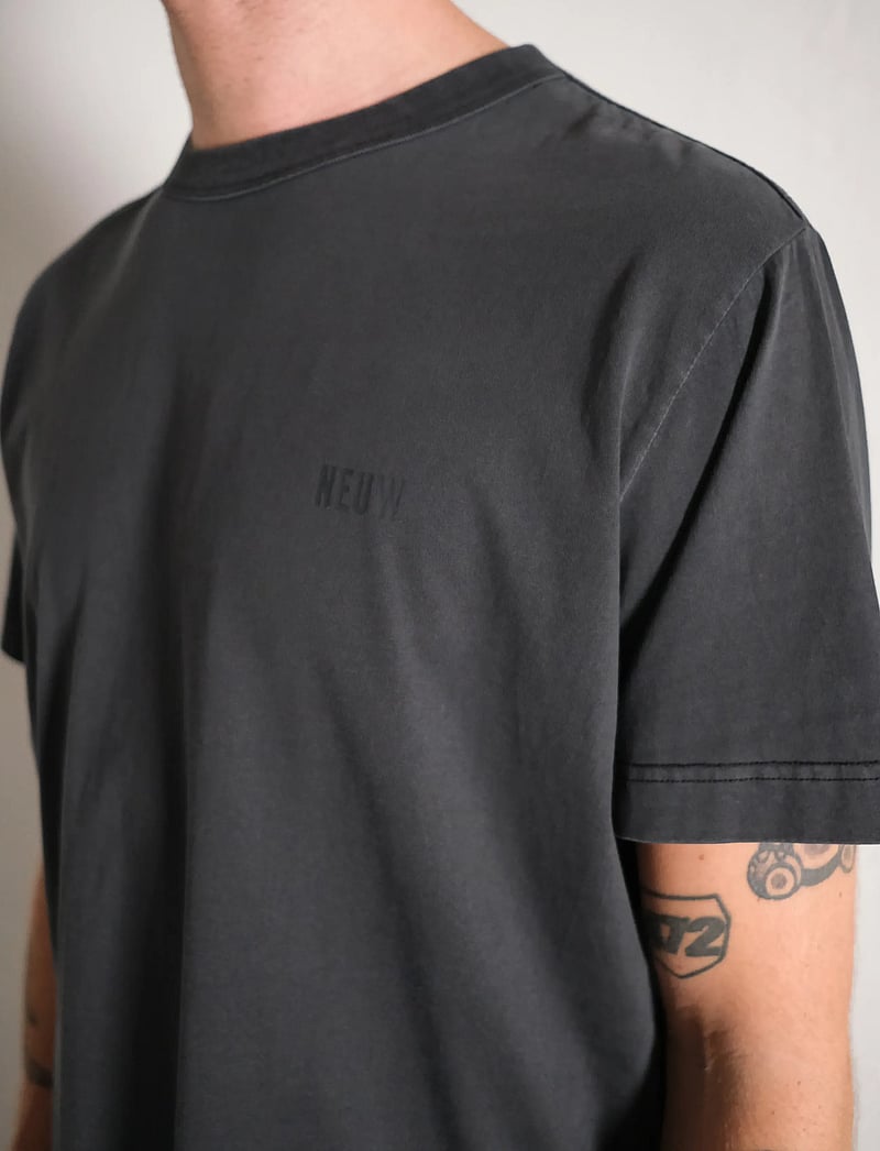 NEUW - NEUW WORDMARK TEE BLACK - kurzärmelig - black - 4