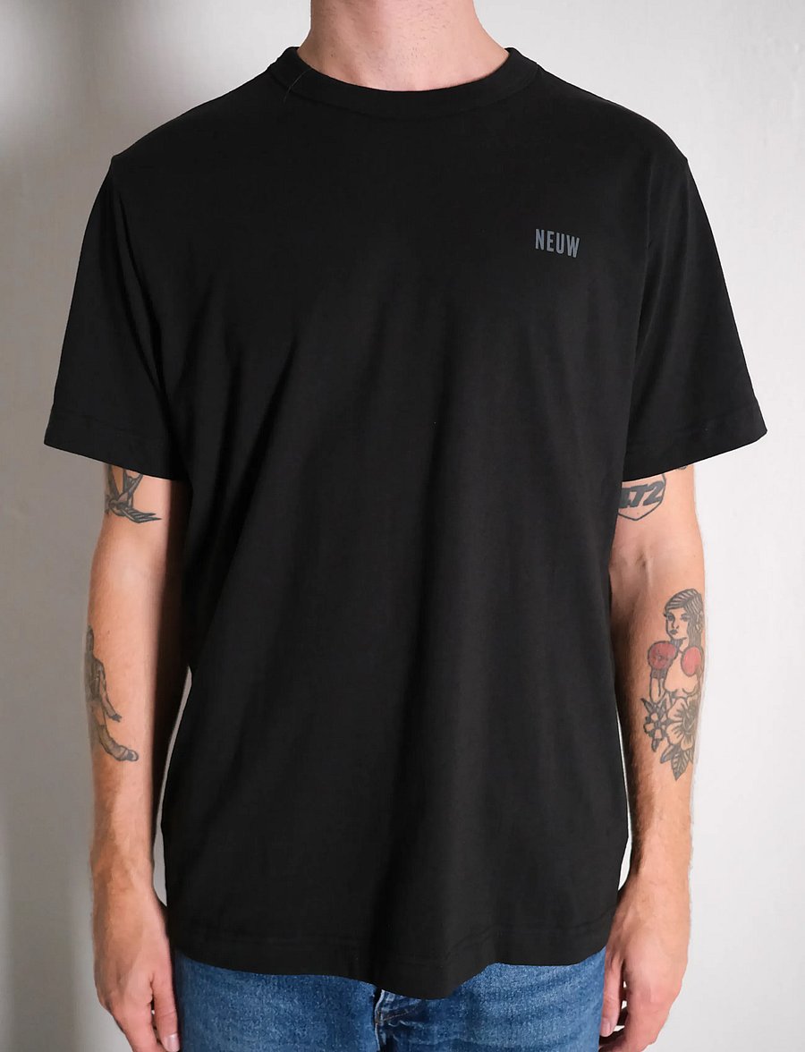 NEUW - NEUW WORDMARK TEE SABLE - short-sleeved t-shirts - black - 0