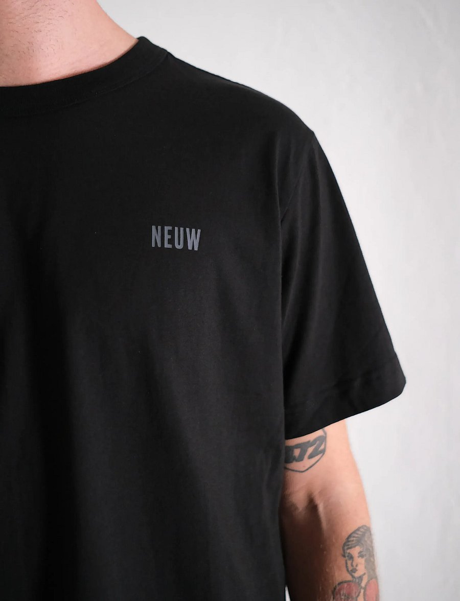 NEUW - NEUW WORDMARK TEE SABLE - short-sleeved t-shirts - black - 4