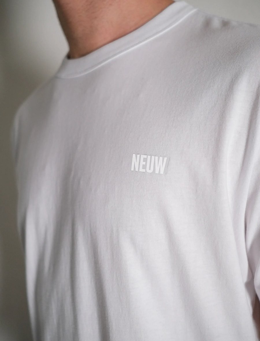 NEUW - NEUW WORDMARK TEE SABLE - short-sleeved t-shirts - white - 4